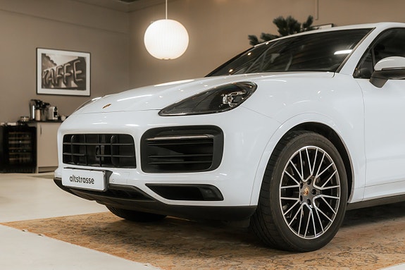Porsche Cayenne 2 of 5