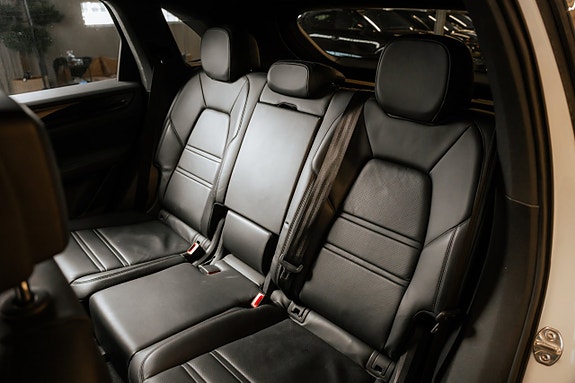 Porsche Cayenne 22 of 29