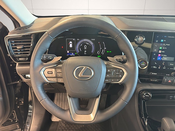 Lexus NX350h 24 of 25