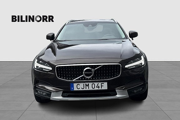 Volvo V90 Cross Country 2 of 5