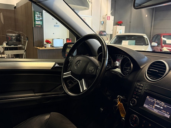 Mercedes-Benz ML350 22 of 26