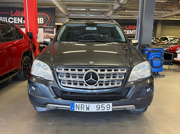 Mercedes-Benz ML350 4 of 5