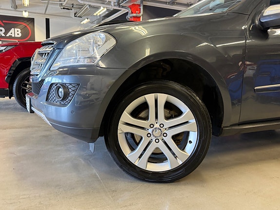 Mercedes-Benz ML350 2 of 5