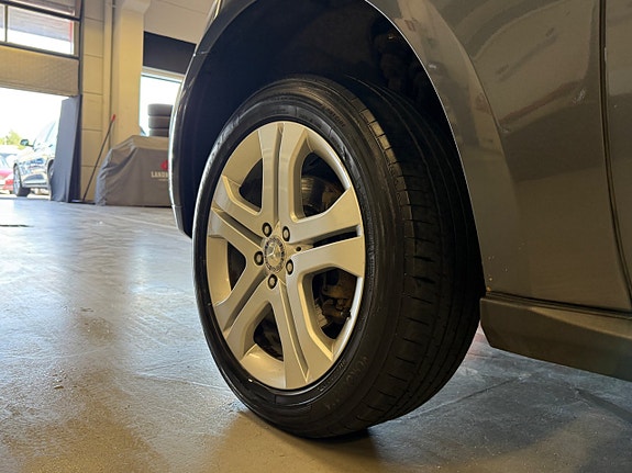 Mercedes-Benz ML350 10 of 26
