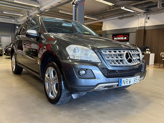 Mercedes-Benz ML350 5 of 5