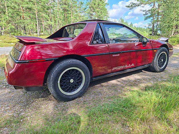 Pontiac Fiero 4 of 5