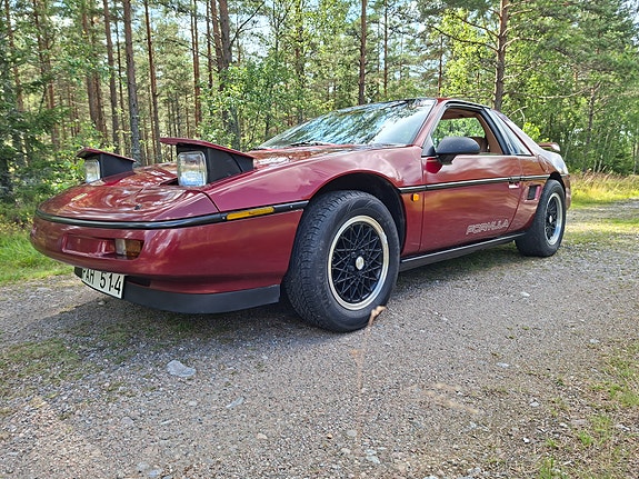 Pontiac Fiero 3 of 5