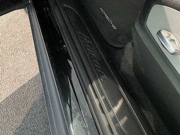 Porsche Macan 2 of 9