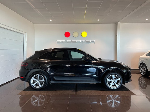 Porsche Macan 2 of 5
