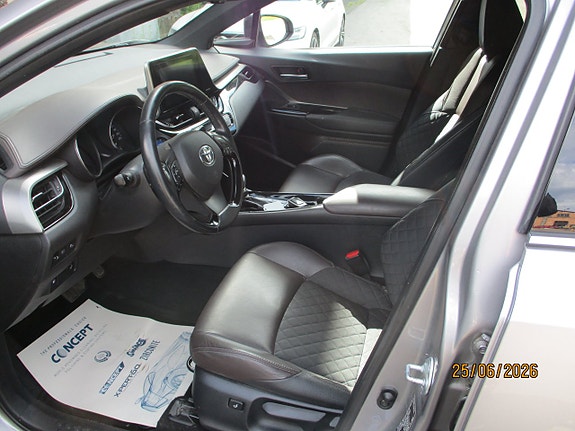 Toyota C-HR 4 of 5
