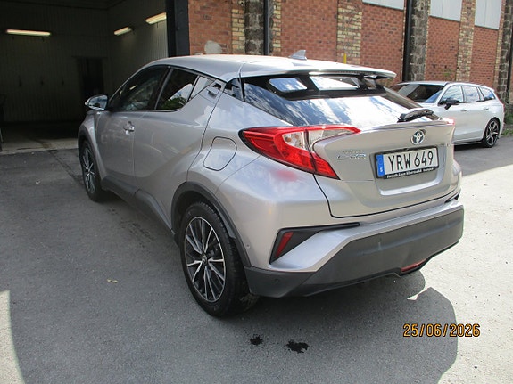 Toyota C-HR 3 of 5
