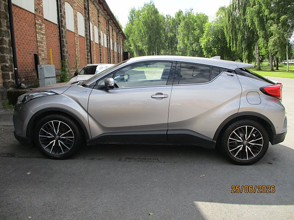 Toyota C-HR 2 of 5