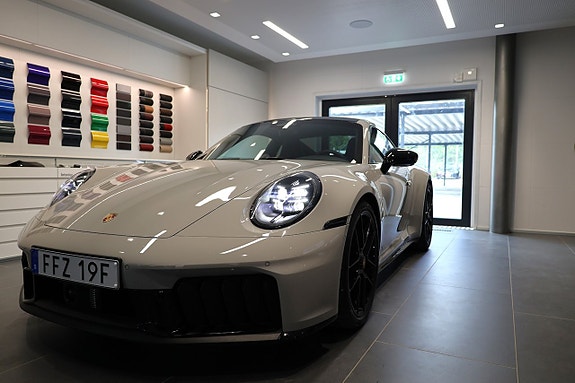Porsche 911 Carrera GTS 3 of 5