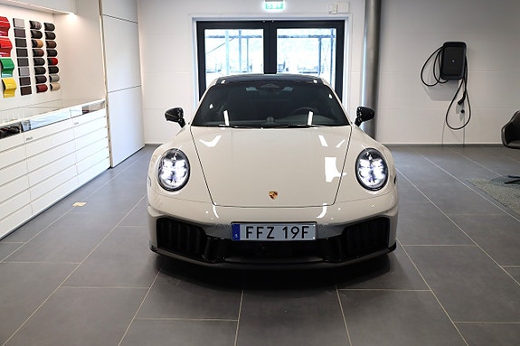 Porsche 911 Carrera GTS 2 of 5