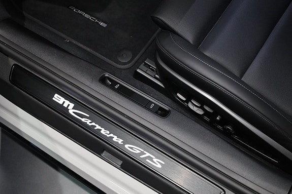 Porsche 911 Carrera GTS 19 of 30