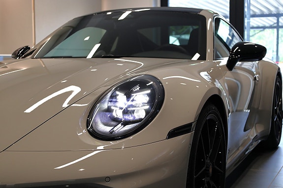 Porsche 911 Carrera GTS 4 of 5