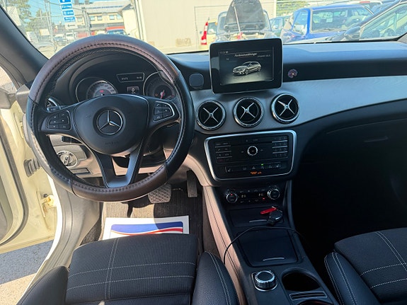 Mercedes-Benz CLA200 16 of 27
