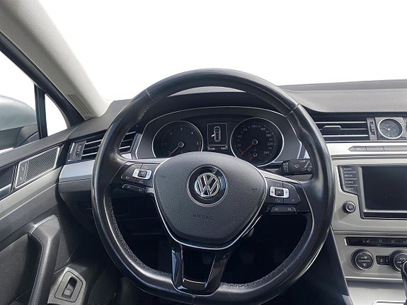 Volkswagen Passat 9 of 12