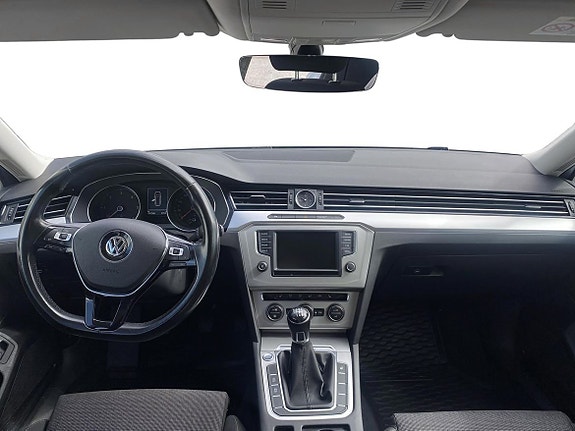Volkswagen Passat 8 of 12