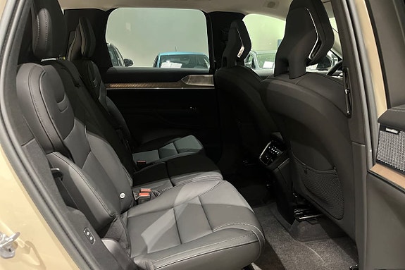 Volvo EX90 13 of 22