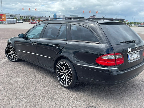 Mercedes-Benz E200 3 of 5
