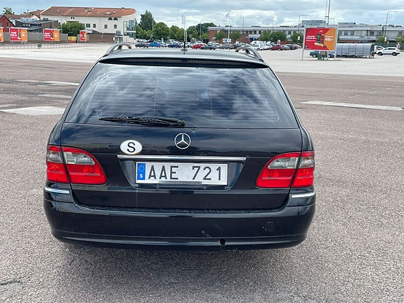 Mercedes-Benz E200 4 of 5