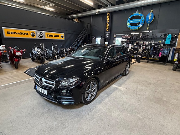 Mercedes-Benz E300 de 2 of 13