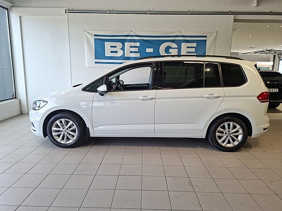 Volkswagen Touran 2 of 5
