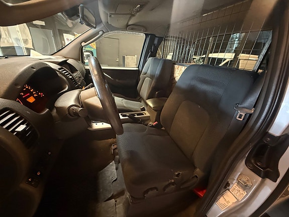 Nissan D40 Navara double cab 11 of 13