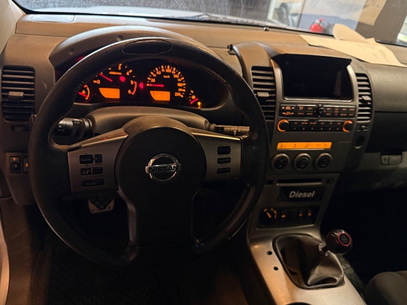 Nissan D40 Navara double cab 9 of 13