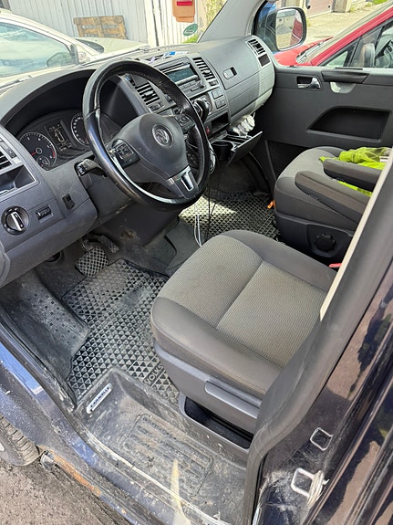 Volkswagen Caravelle 2 of 3