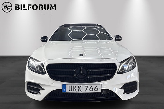 Mercedes-Benz E200 3 of 5