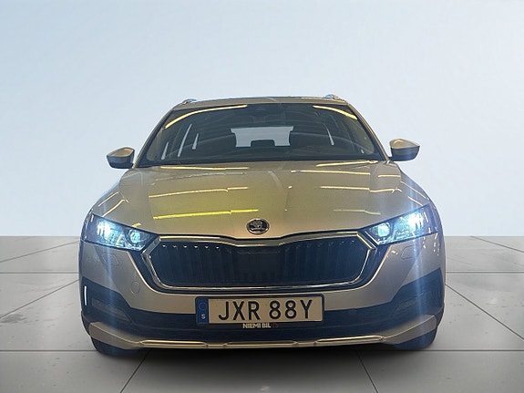 Skoda Octavia Scout 2 of 5