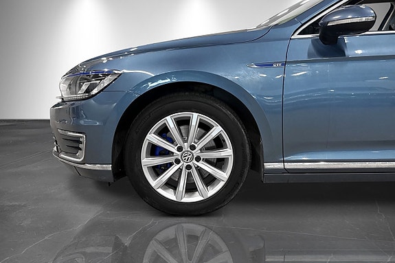 Volkswagen Passat 2 of 5