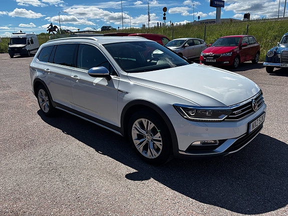 Volkswagen Passat Alltrack 2 of 5
