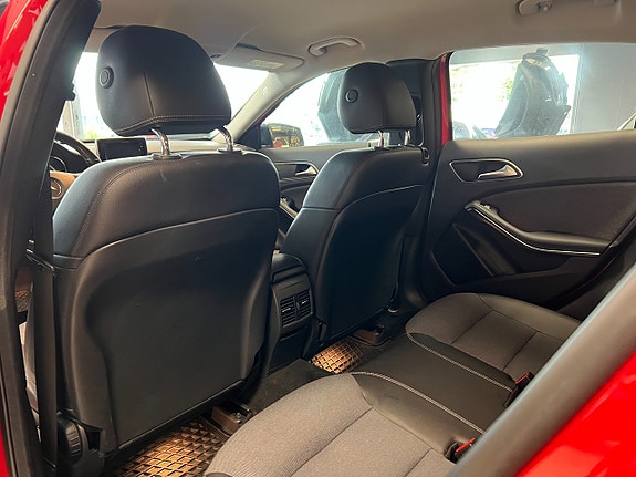 Mercedes-Benz GLA200 11 of 14