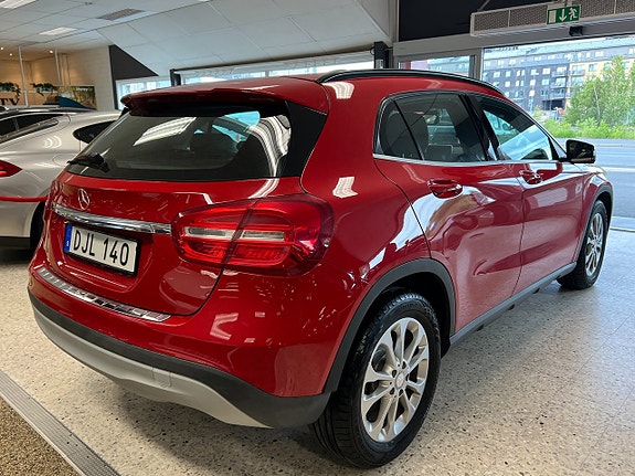 Mercedes-Benz GLA200 4 of 14