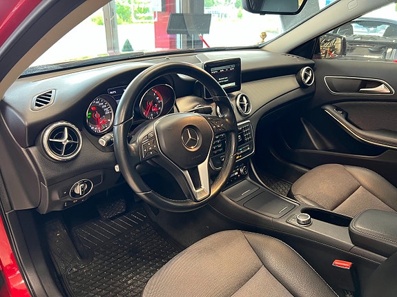 Mercedes-Benz GLA200 8 of 14