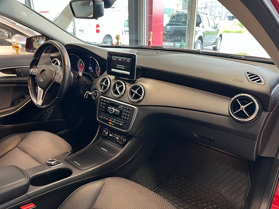 Mercedes-Benz GLA200 9 of 14