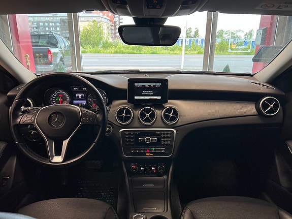 Mercedes-Benz GLA200 6 of 14