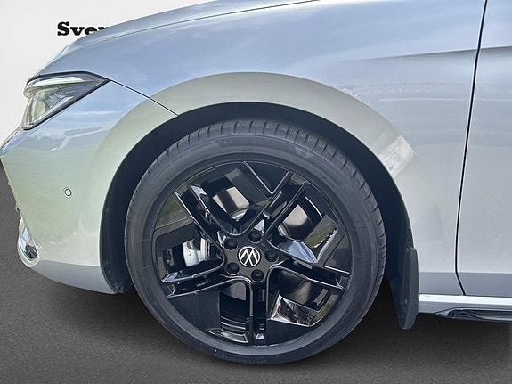 Volkswagen Passat 9 of 16
