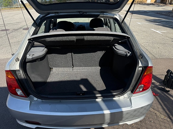 Hyundai Accent 2 of 10