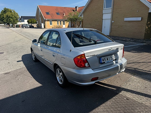 Hyundai Accent 8 of 10