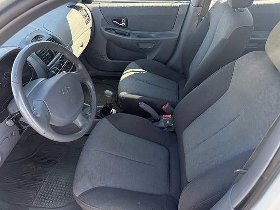 Hyundai Accent 3 of 10
