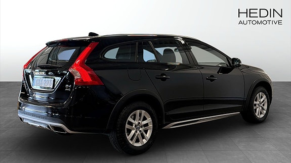 Volvo V60 Cross Country 2 of 5