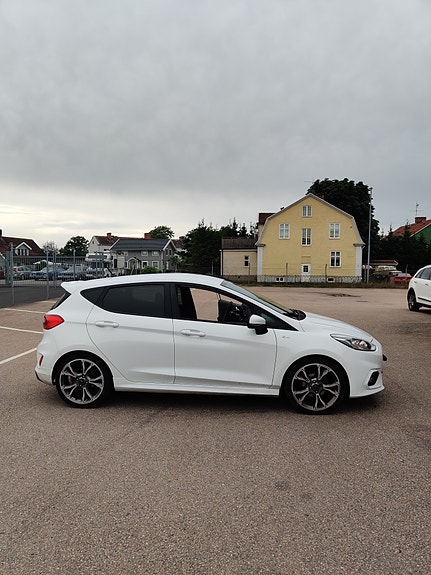 Ford Fiesta 2 of 5