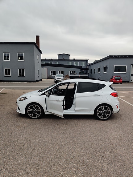 Ford Fiesta 3 of 5