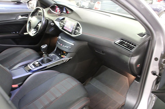 Peugeot 308 SW 16 of 17