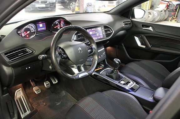 Peugeot 308 SW 8 of 17