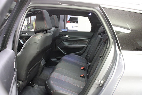 Peugeot 308 SW 13 of 17